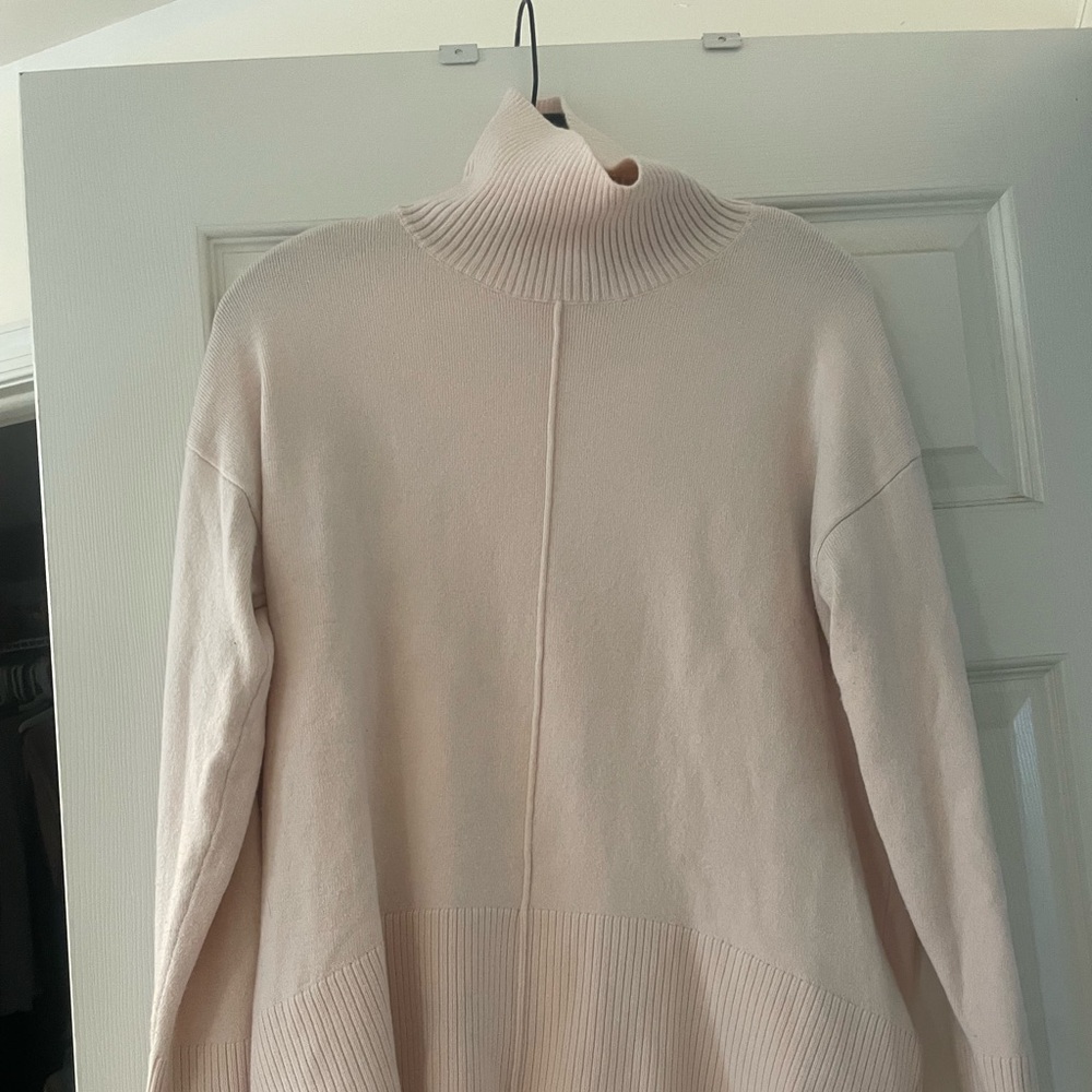 Women’s pink turtleneck sweater. Only worn once, in great condition!